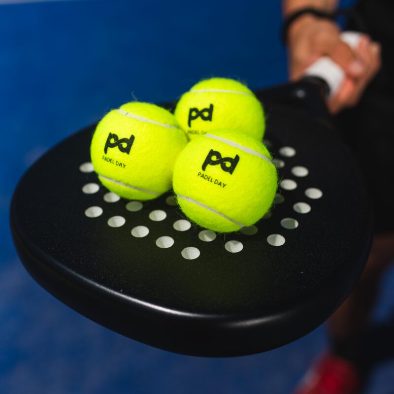 raqueta padel y pelota